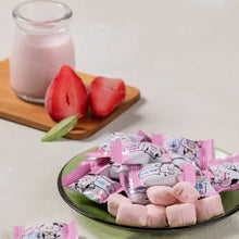 Cargar imagen en el visor de la galería, Caramelos de Leche Sabor a Fresa 79g Lotte