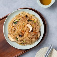 Carregar imagem no visualizador da galeria, Fideos de Tapioca Coreano 450g Sempio– Korean Glass Noodles para Japchae