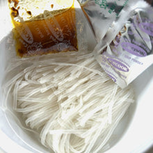 Cargar imagen en el visor de la galería, Hello Pho Wok Fideos Vietnamitas Instantáneos Sabor Pollo (Vegano) – Estilo Street Food