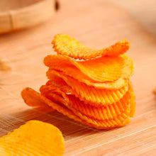 Carregar imagem no visualizador da galeria, Koikeya Karamucho Patatas Fritas Japonesas Sabor Chili Picante | Snack Crujiente de Japón 60g