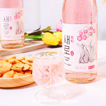 Cargar imagen en el visor de la galería, Soju Coreano Lotte Sabor Lichi | 375ml | Licor Dulce Asiático