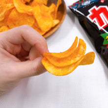 Cargar imagen en el visor de la galería, Koikeya Karamucho Patatas Fritas Japonesas Chili Picante 60g | Snack Japonés Crujiente y Picante
