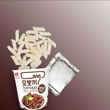 Carregar imagem no visualizador da galeria, Topokki Pastel de Arroz Con Salsa Jjajang  Yopokki 120g Young Poong
