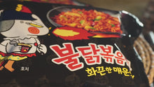 Cargar y reproducir el video en el visor de la galería, Ramen Buldak Hot Chicken Ramen Picante  Halal 140g SamYang
